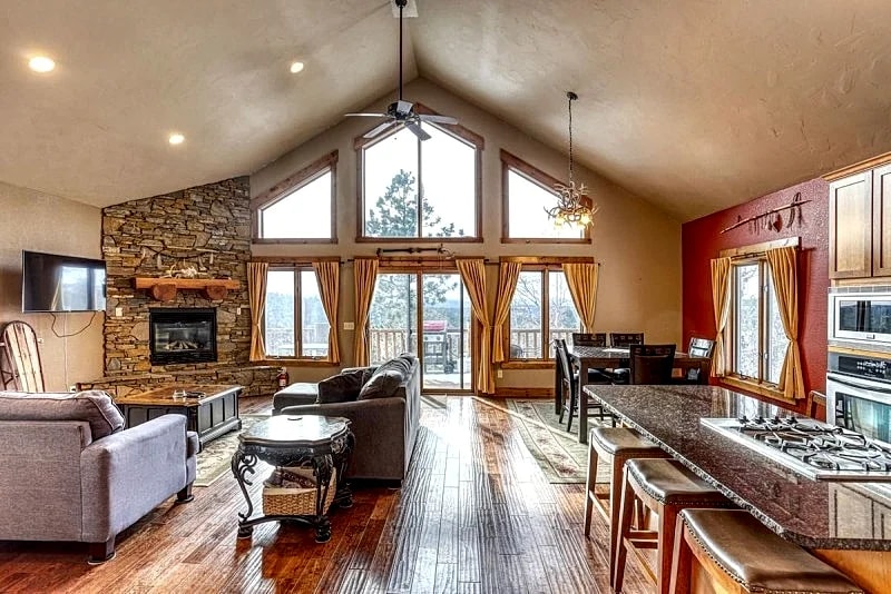 Westwinds Lodge - Stunning views! Private hot tub!