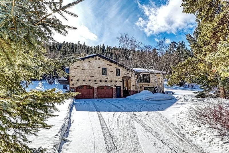 Beautiful newly remodeled - 4 King beds! 12.5 acres with creek and pond
