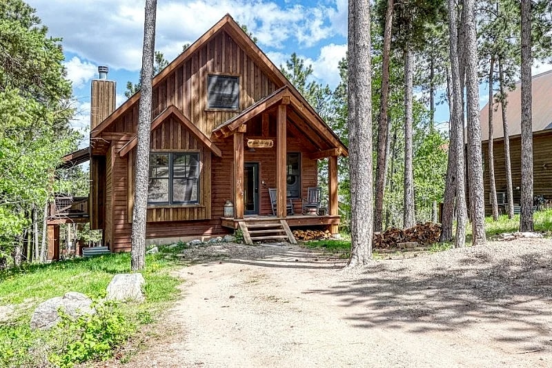 Moose Tracks Lodge - private hot tub, internet, paved roads