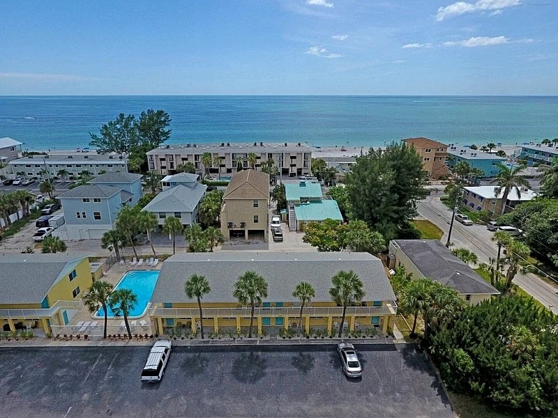 Share Our Island Paradise-100 flip-flop steps to the beach. We are ready to host in Bradenton Beach, Florida, United States — photo 2
