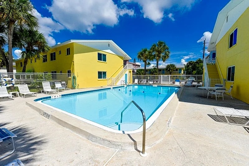 Share Our Island Paradise-100 flip-flop steps to the beach. We are ready to host in Bradenton Beach, Florida, United States — photo 3