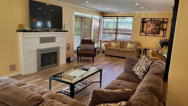 Spacious Beach House Unit, Beautifully Furnished 2 Bed 2Bath./2Min.Walk To Beach in Indian Rocks Beach, Florida, United States — photo 5