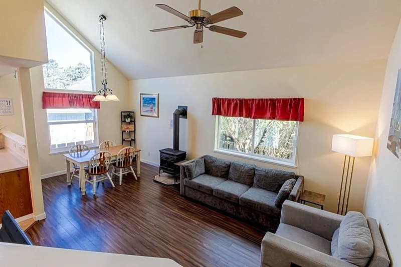 Twin Tides, ~ Steps to Beach! Pool Table & Grill. 3bdr Sleeps 8 + 3 Kids in Rockaway Beach, Oregon, United States — photo 4