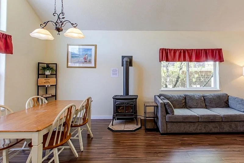 Twin Tides, ~ Steps to Beach! Pool Table & Grill. 3bdr Sleeps 8 + 3 Kids in Rockaway Beach, Oregon, United States — photo 2