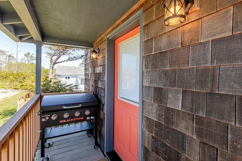 Twin Tides, ~ Steps to Beach! Pool Table & Grill. 3bdr Sleeps 8 + 3 Kids in Rockaway Beach, Oregon, United States — photo 3