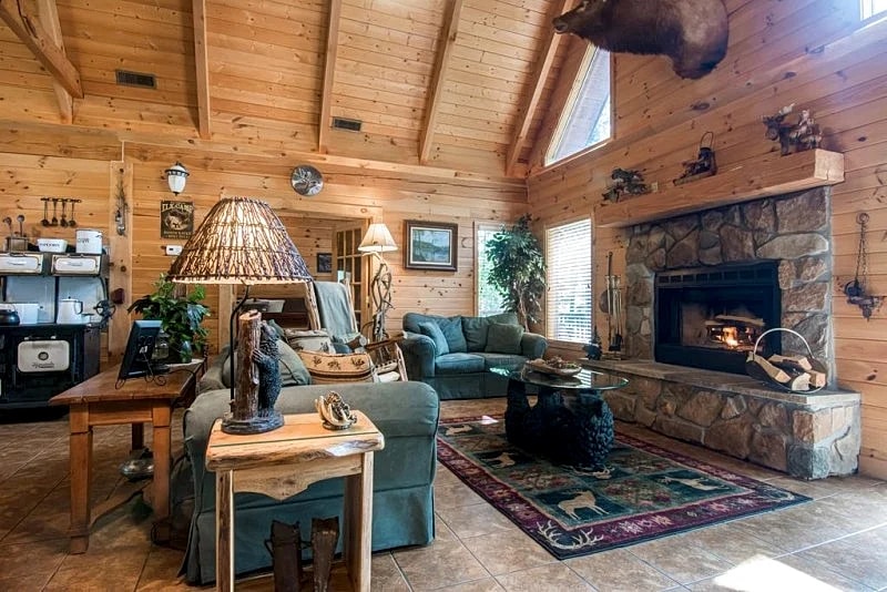 Elk Horn Cabin, Two Master Suites, Great for 2 couples, Thunder Ridge Arena in Ridgedale, Missouri, United States — photo 4