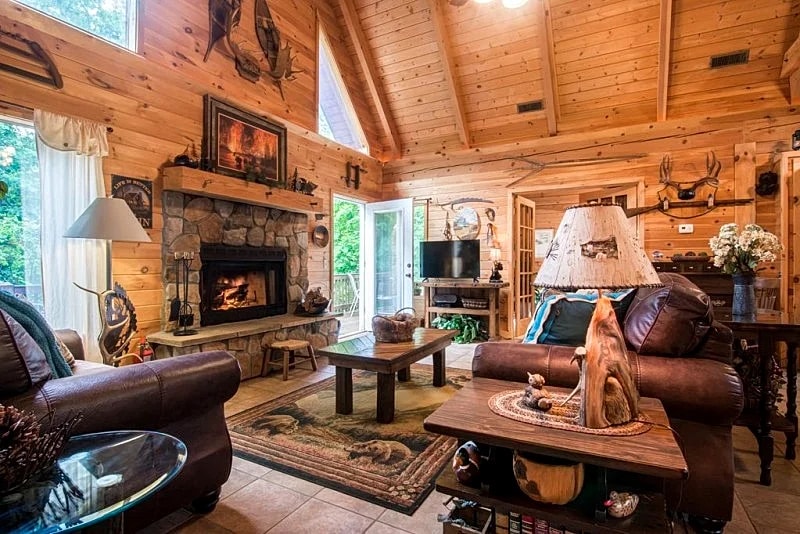 Trapper's Den Cabin, Two Master Suites, Great for 2 couples, Thunder Ridge Arena in Ridgedale, Missouri, United States — photo 3