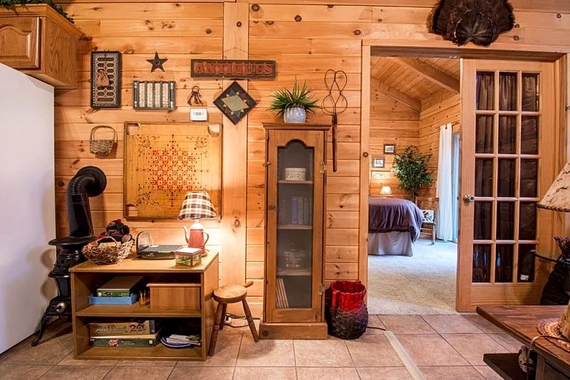 Trapper's Den Cabin, Two Master Suites, Great for 2 couples, Thunder Ridge Arena in Ridgedale, Missouri, United States — photo 5
