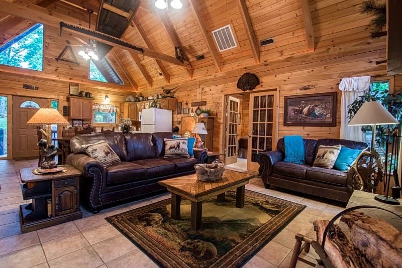 Trapper's Den Cabin, Two Master Suites, Great for 2 couples, Thunder Ridge Arena in Ridgedale, Missouri, United States — photo 2