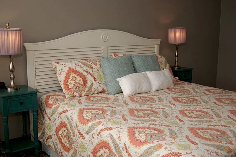 Relax in our Tranquil Retreat! 1 block to beach!