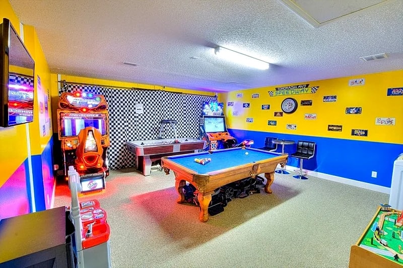 Funtastic Getaway - AMAZING Game Room w/A/C, Southern Pool/Spa, Gated Community!