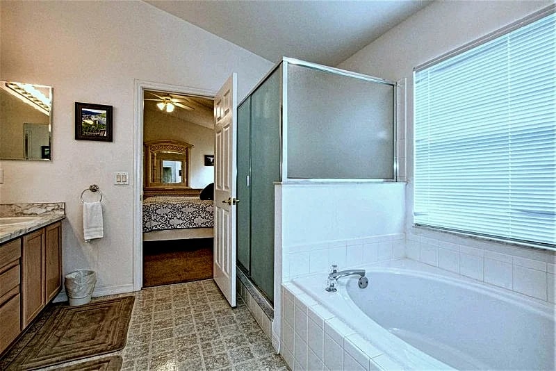 Fairytale Themed Villa, 2 Masters, 4 Baths, Southern Pool/Spa, Privacy Fence! in Kissimmee, Florida, United States — photo 5
