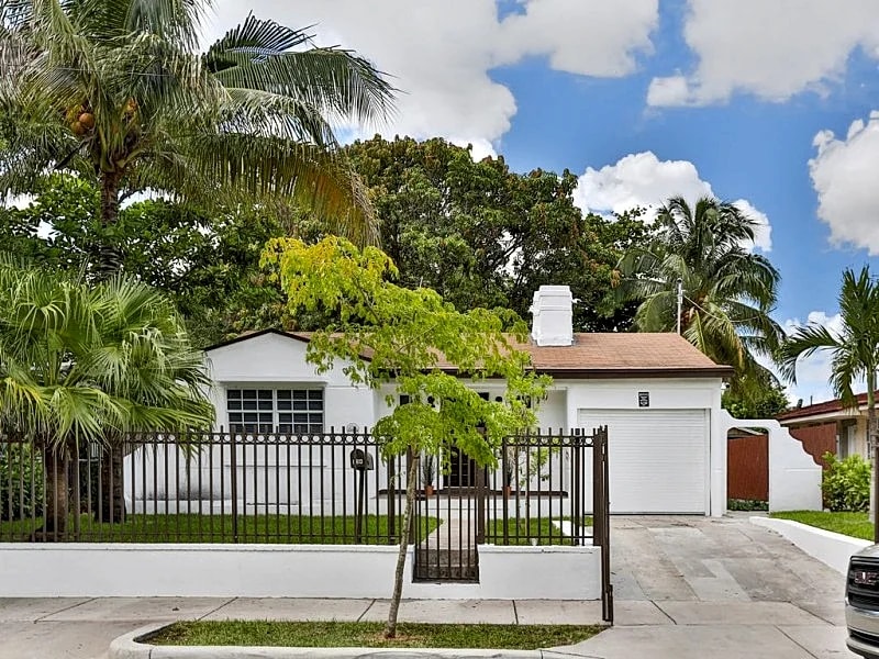 MODERN MUSIC THEMED HOUSE W SPACIOUS BACKYARD in Miami, Florida, United States — photo 5