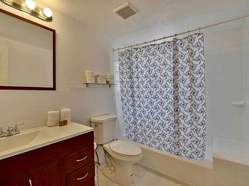 Meditrranean Style Impecable and centrally located Cottage in Miami, Florida, United States — photo 5