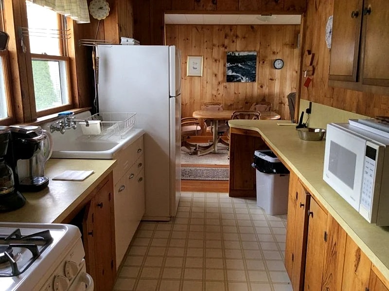 SMI79Wf - Vintage waterfront home on Winnipesaukee in Laconia, New Hampshire, United States — photo 4