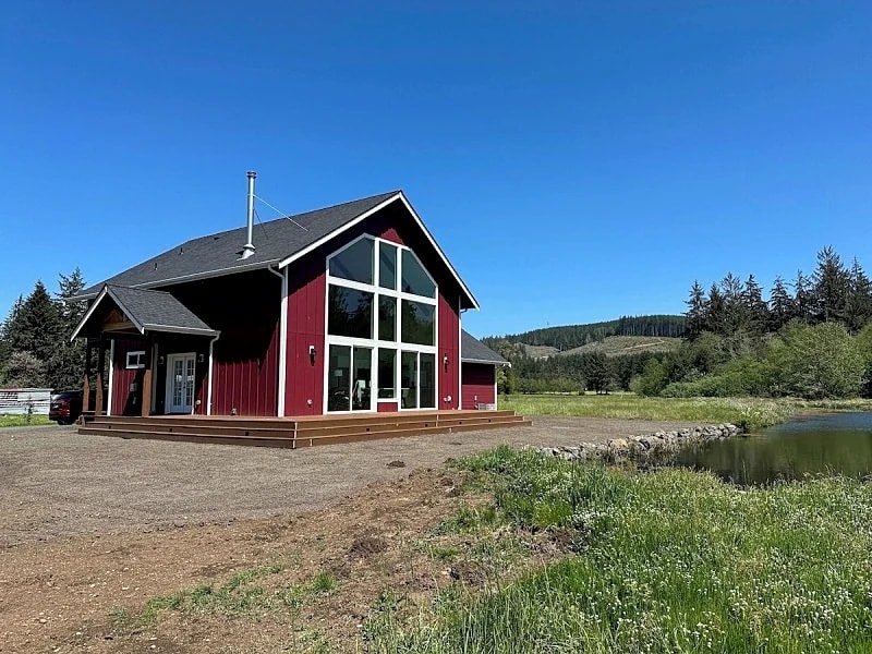 Gorgeous cabin, secluded fishing pond, swimming, paddling. Central for Daytrips!