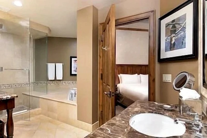Great Studio Hotel Room Aspen Mountain Residences in Aspen, Colorado, United States — photo 5