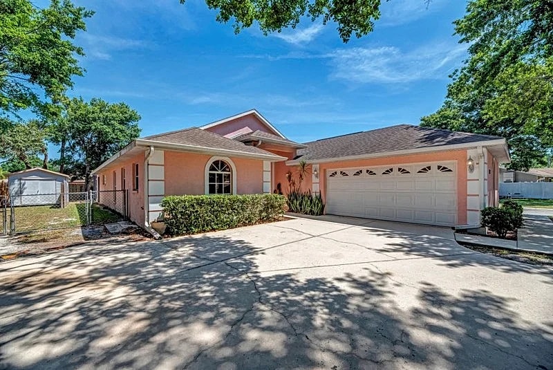 Family-Friendly Retreat: 2 Primary Bedrooms each with Ensuites in Sarasota, Florida, United States — photo 3