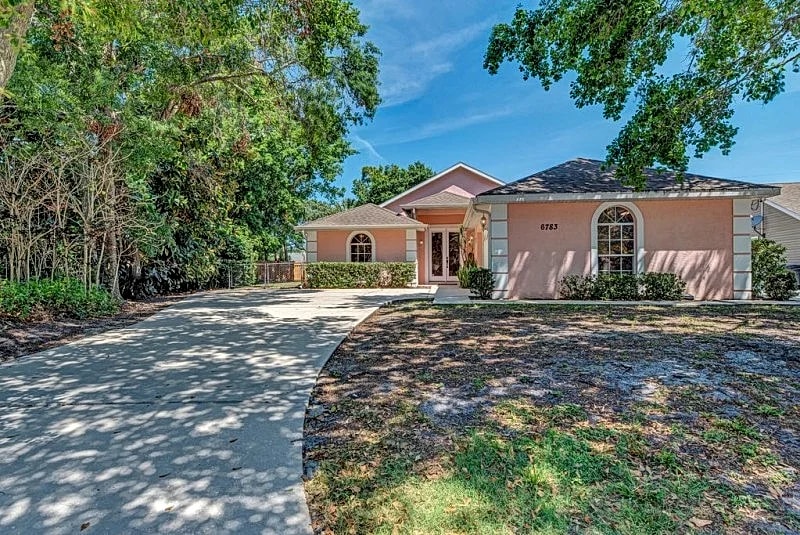 Family-Friendly Retreat: 2 Primary Bedrooms each with Ensuites in Sarasota, Florida, United States — photo 2