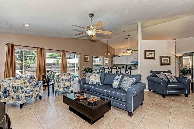 Family-Friendly Retreat: 2 Primary Bedrooms each with Ensuites in Sarasota, Florida, United States — photo 5