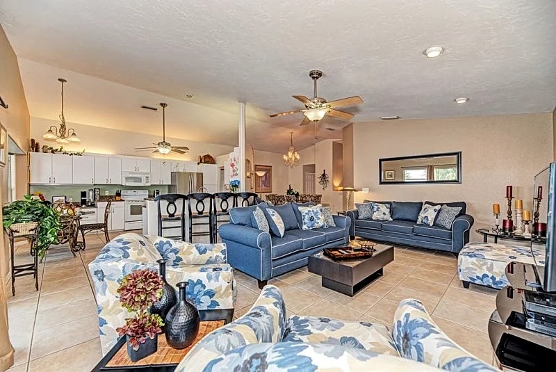 Family-Friendly Retreat: 2 Primary Bedrooms each with Ensuites in Sarasota, Florida, United States — photo 4