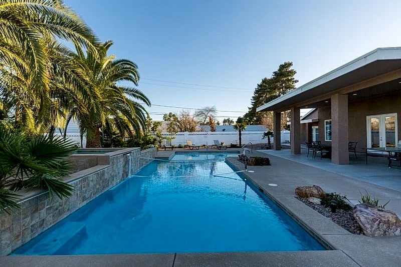 Family Friendly 3600 Sq Ft 5 Bedrooms 4 Bathrooms 3 Miles To Strip in Las Vegas, Nevada, United States — photo 2
