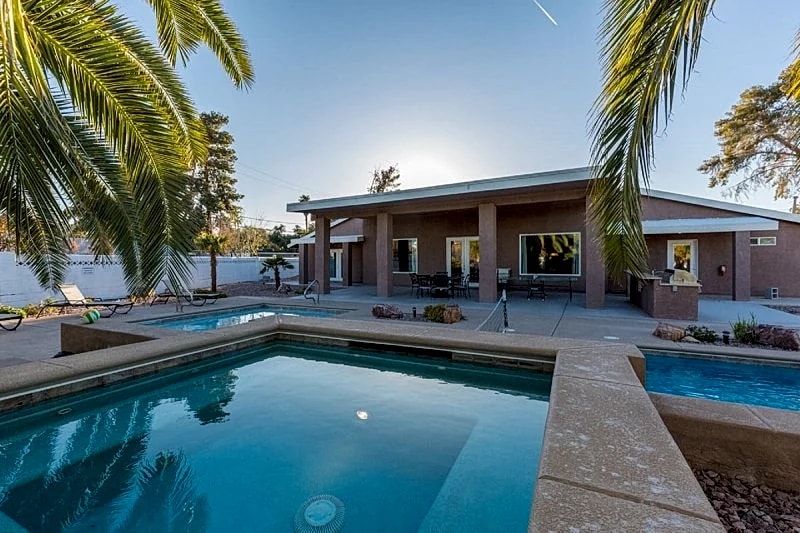 Family Friendly 3600 Sq Ft 5 Bedrooms 4 Bathrooms 3 Miles To Strip in Las Vegas, Nevada, United States — photo 3