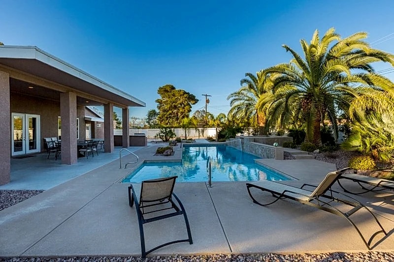 Family Friendly 3600 Sq Ft 5 Bedrooms 4 Bathrooms 3 Miles To Strip in Las Vegas, Nevada, United States — photo 5