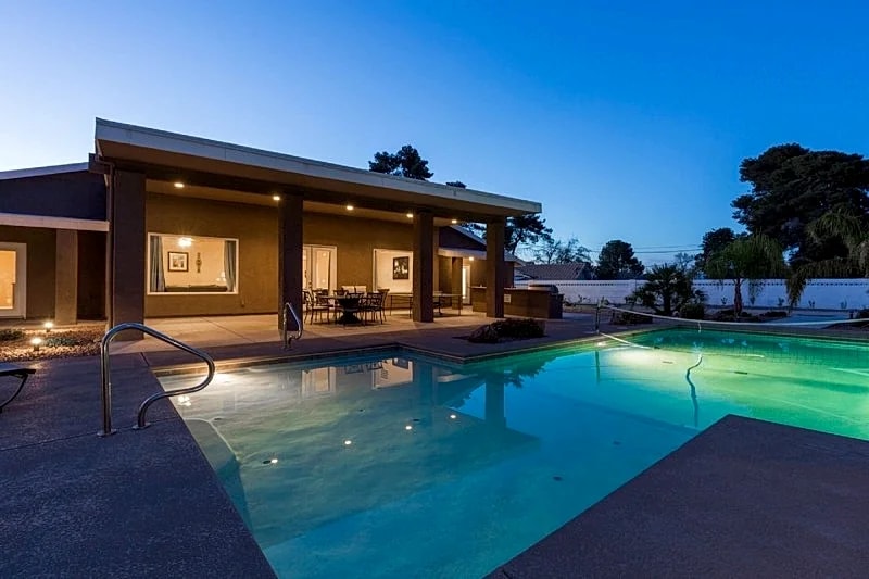 Family Friendly 3600 Sq Ft 5 Bedrooms 4 Bathrooms 3 Miles To Strip in Las Vegas, Nevada, United States — photo 4
