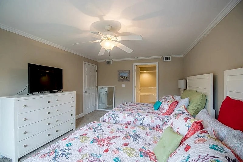 Pretty Condo, Newly Decorated, Perfect for TDY & Beach Visitors!