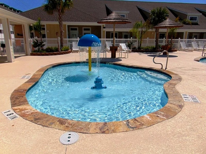 New 1b/1b condo for 6 (4ad.+2kids)! Heated pools! Steps from the BEACH! Netflix!