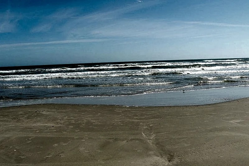 1b/1b for 6 (max4adults)! Heated pools! Steps from the BEACH!Netflix!Playground! in Corpus Christi, Texas, United States — photo 5