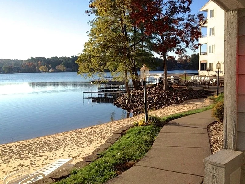 Modern/Industrial Beachfront Condo w 4 Noah's Ark wristbands, newly renovated in Wisconsin Dells, Wisconsin, United States — photo 5