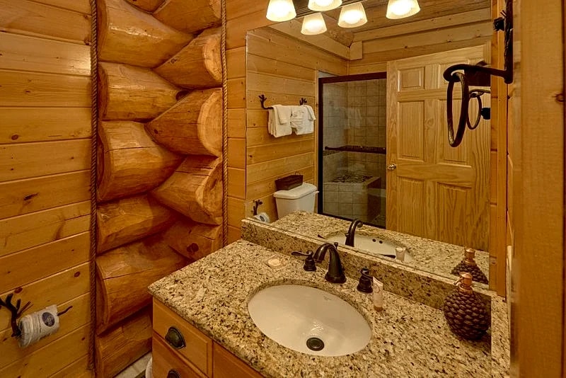 Buck & Bear Lodge - Spectacular Mtn views, Hot Tub, Arcade, great for families! in Gatlinburg, Tennessee, United States — photo 2