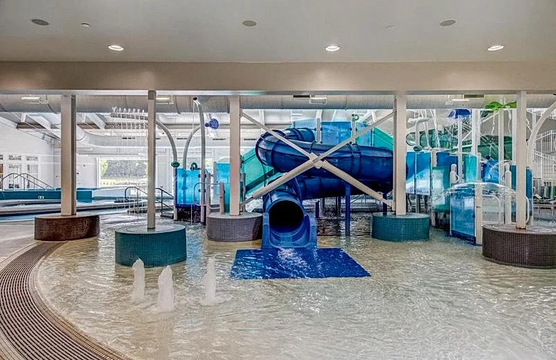 3BR/3BA - Indoor Waterpark - Largest Outdoor Pool in OBX in Kitty Hawk, North Carolina, United States — photo 3