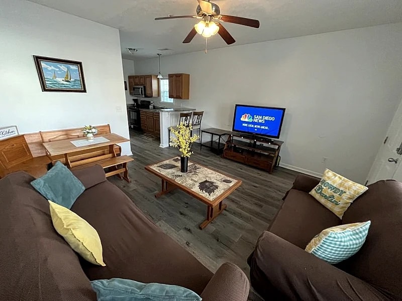 MRV13S, 2-bedroom cottage, 2 Blocks to the Beach! Free WIFI, Free Parking in Myrtle Beach, South Carolina, United States — photo 5