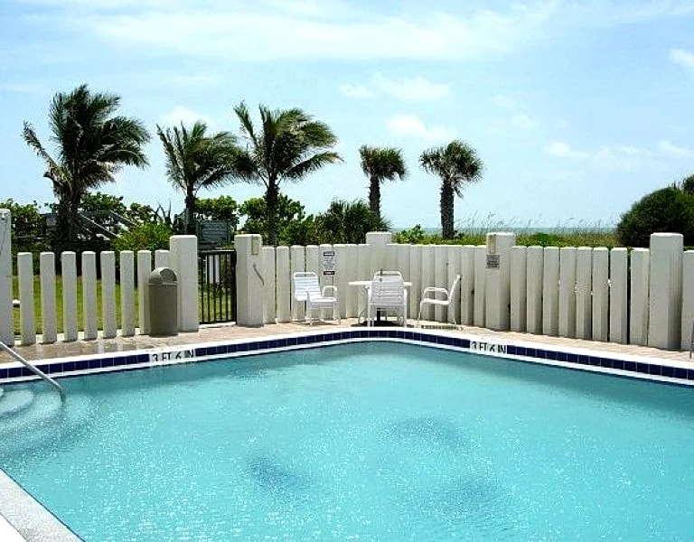 Bright DIRECT Oceanfront Corner Condo. On the Beach! Amazing Views! in Cape Canaveral, Florida, United States — photo 4