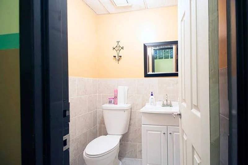 Smile Back Bed And Breakfast in Toronto, Ontario, Canada — photo 3