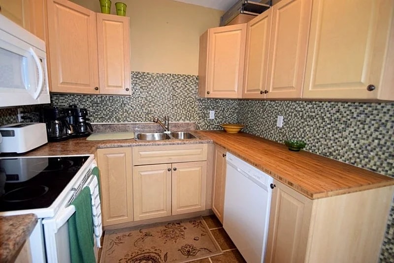 Cozy 4 Bedroom w/ Parking halfway to Downtown & Airport in Historic Toronto Neighbourhood. in Toronto, Ontario, Canada — photo 3