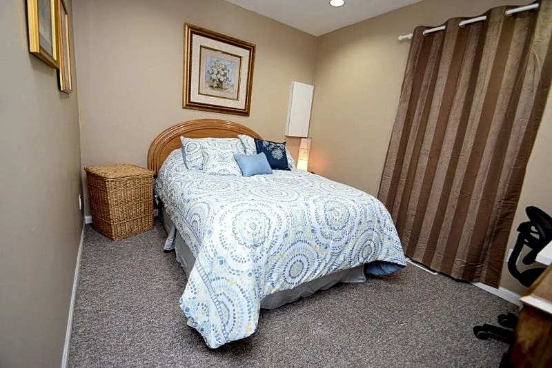 Cozy 4 Bedroom w/ Parking halfway to Downtown & Airport in Historic Toronto Neighbourhood. in Toronto, Ontario, Canada — photo 5