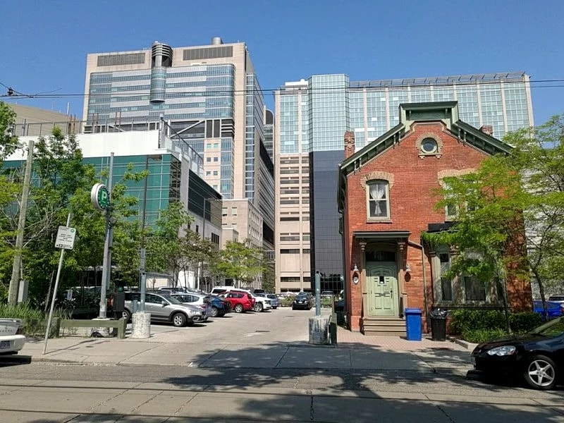 Upscale 3 Bedroom Duplex Downtown Core in Toronto, Ontario, Canada — photo 5