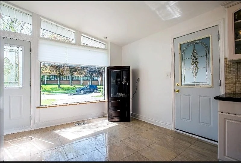 Bright and spacious 3 bedroom home in Toronto, Ontario, Canada — photo 2