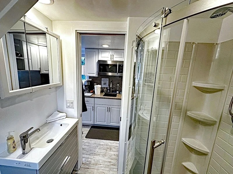 RIVER FRONT, 1-Acre, Hot Tub, NEW Home, NEAR UNIVERSITY and GREEN BLUFF in Spokane, Washington, United States — photo 5