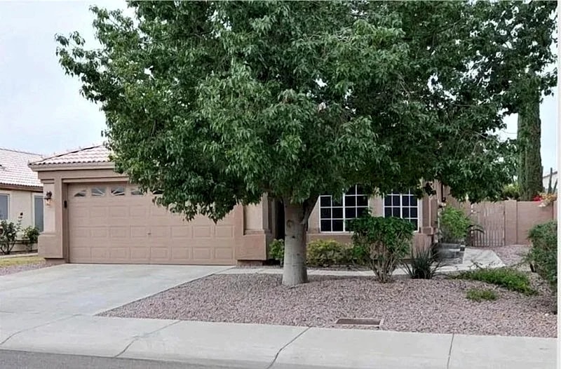 Beautiful Glendale Home, 3BR/2BA - Lakefront w/ Private Pool, 15 min to Stadium in Glendale, Arizona, United States — photo 2