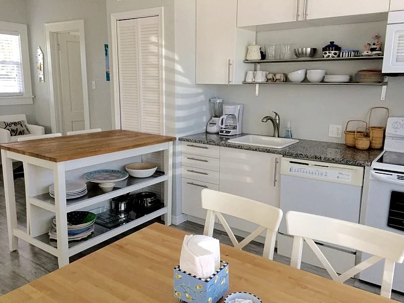 Beautiful, newly renovated 1 bedroom, Den apartment One Block From Beach in New Smyrna Beach, Florida, United States — photo 2