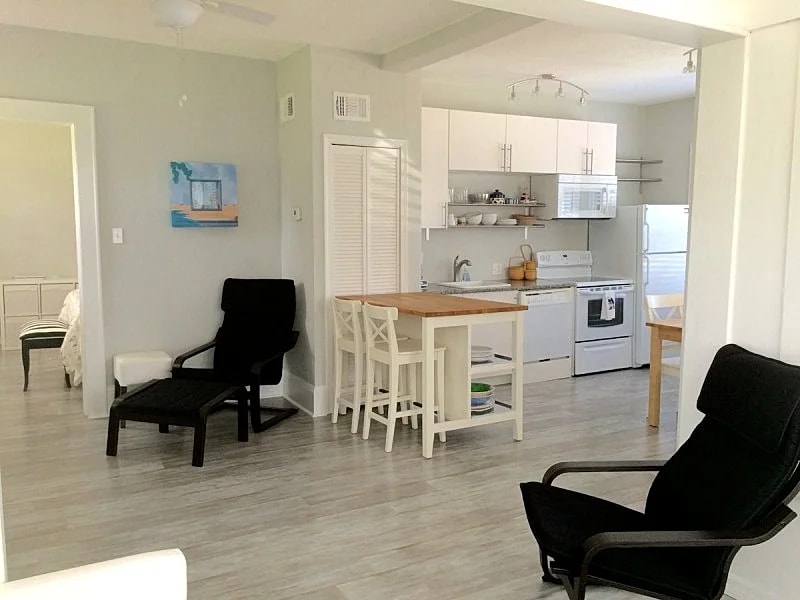 Beautiful, newly renovated 1 bedroom, Den apartment One Block From Beach in New Smyrna Beach, Florida, United States — photo 4
