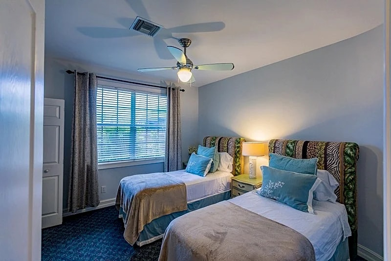 Spacious & Luxurious.. Walk to beach..New Heated Pool in Naples, Florida, United States — photo 4