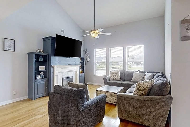 Lakefront home with enclosed yard, W/D, central AC & pool in Myrtle Beach, South Carolina, United States — photo 4