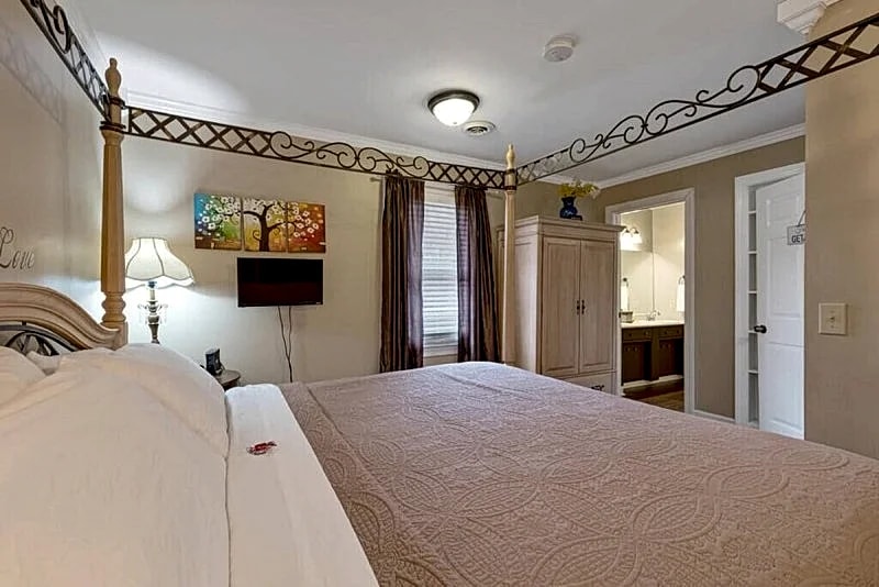 4x Superhost! Brenda Lee 2BR Villa | Pool + Hot Tub in Nashville, Tennessee, United States — photo 3