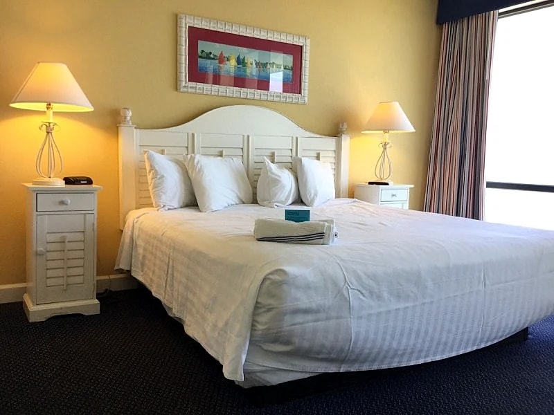 BeachFront Condo w/ views, 3pools & Bar, beach rentals, 1mi walk to dwtn/shops in North Myrtle Beach, South Carolina, United States — photo 4